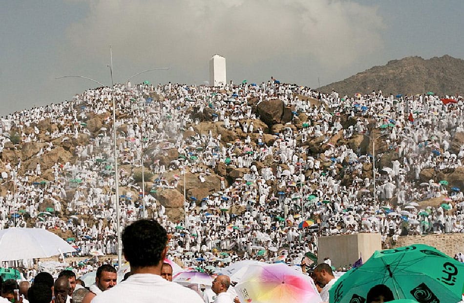 ملايين الحجاج يرفعون التلبية والدعاء من جبل عرفات في يوم الرحمة والمغفرة