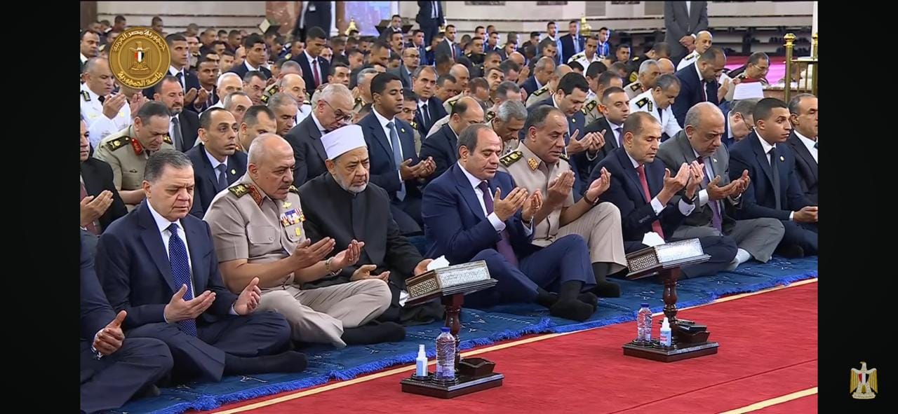 الرئيس السيسي يستمع لخطبة عيد الأضحى بمسجد الرحمن الرحيم