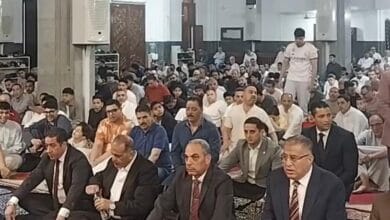 محافظ الإسماعيلية يؤدي صلاة عيد الأضحى بمجمع الشهداء الإسلامي