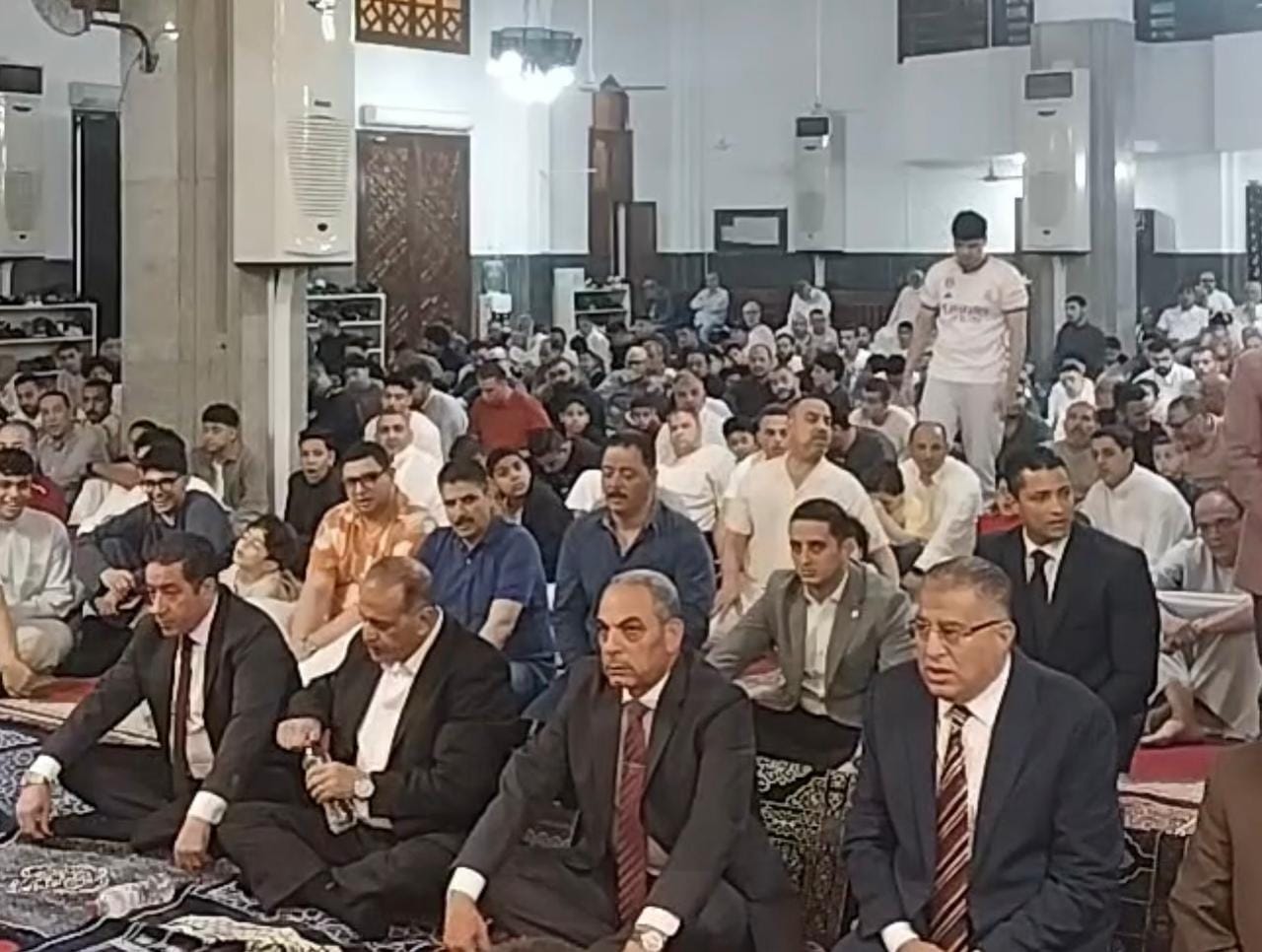 محافظ الإسماعيلية يؤدي صلاة عيد الأضحى بمجمع الشهداء الإسلامي