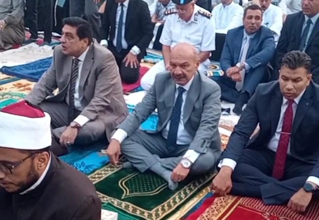 محافظ السويس يؤدي صلاة عيد الأضحى بساحة الخالدين