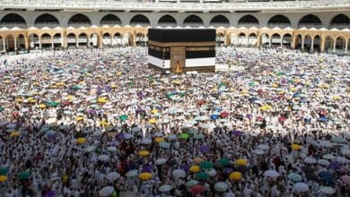 الحجاج يؤدون طواف الإفاضة بالمسجد الحرام بعد رمي الجمرة الكبرى