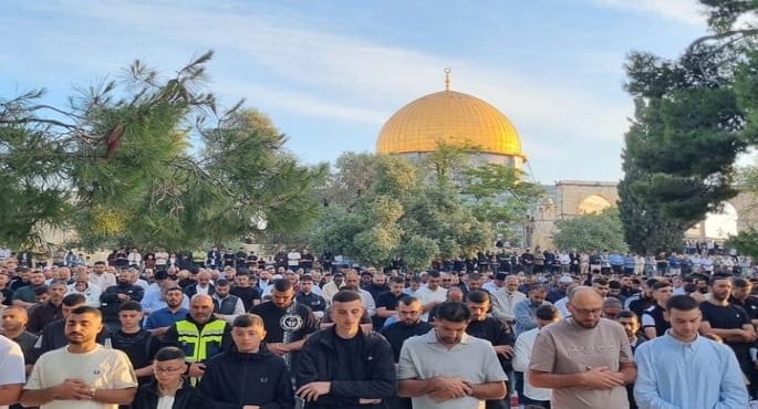 140 ألف مصلٍ يؤدون صلاة عيد الأضحى بالمسجد الأقصى وسط إجراءات احتلالية