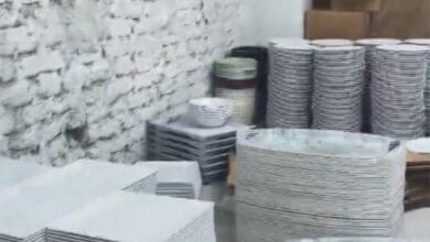 ضبط مصنع لأدوات مائدة مغشوشة بالدقهلية يحوز 50 طن مواد محظورة