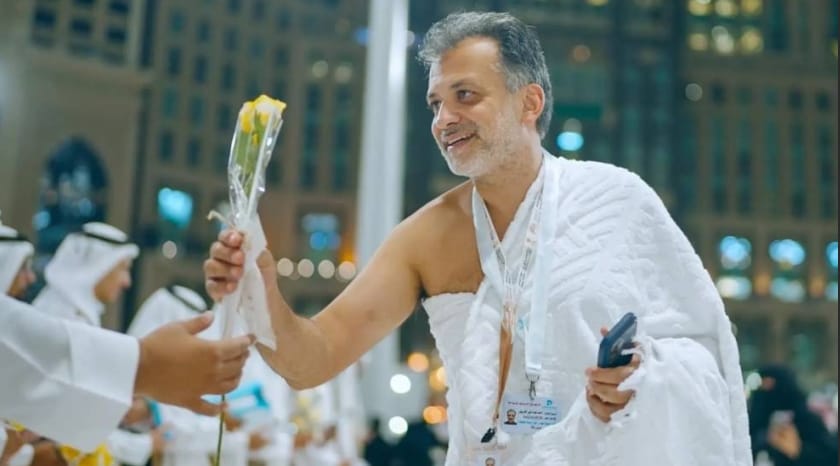 المسجد الحرام يستقبل الحجاج في يوم النحر بالورد والبخور