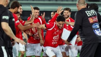 لاعبو المنتخب الوطني ينظمون ممرًا شرفيًا للاعبين