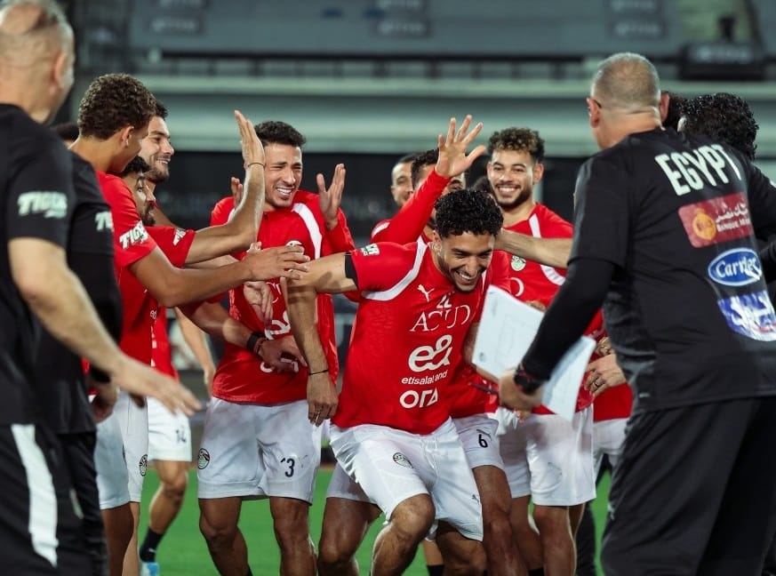 لاعبو المنتخب الوطني ينظمون ممرًا شرفيًا للاعبين