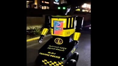 مدينة العلمين الجديدة تُفعّل "رجل المرور الآلي" لتنظيم الحركة المرورية الذكية