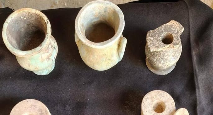 اكتشاف أثاث جنائزي شبه متكامل بمقبرة "بانحسي" بعين شمس