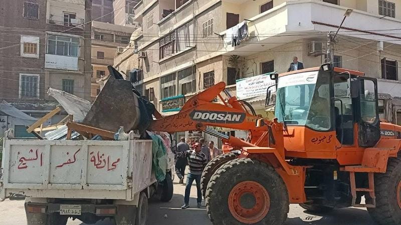 إزالة إشغالات تعيق حركة المواطنين بمحيط مستشفيات بنها