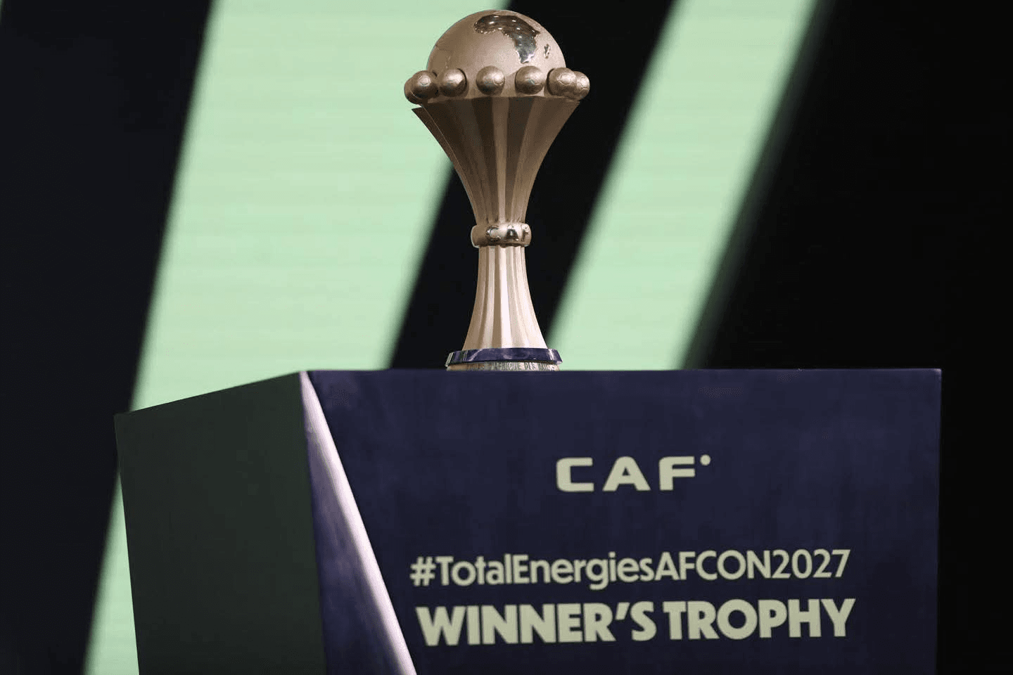 صورة لملاعب كرة قدم أو شعار كأس الأمم الأفريقية