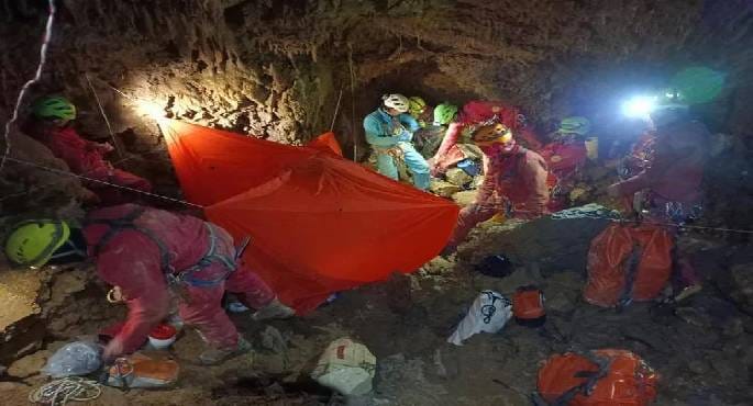 إنقاذ مستكشف كهوف علق على عمق 120 متراً بإيطاليا