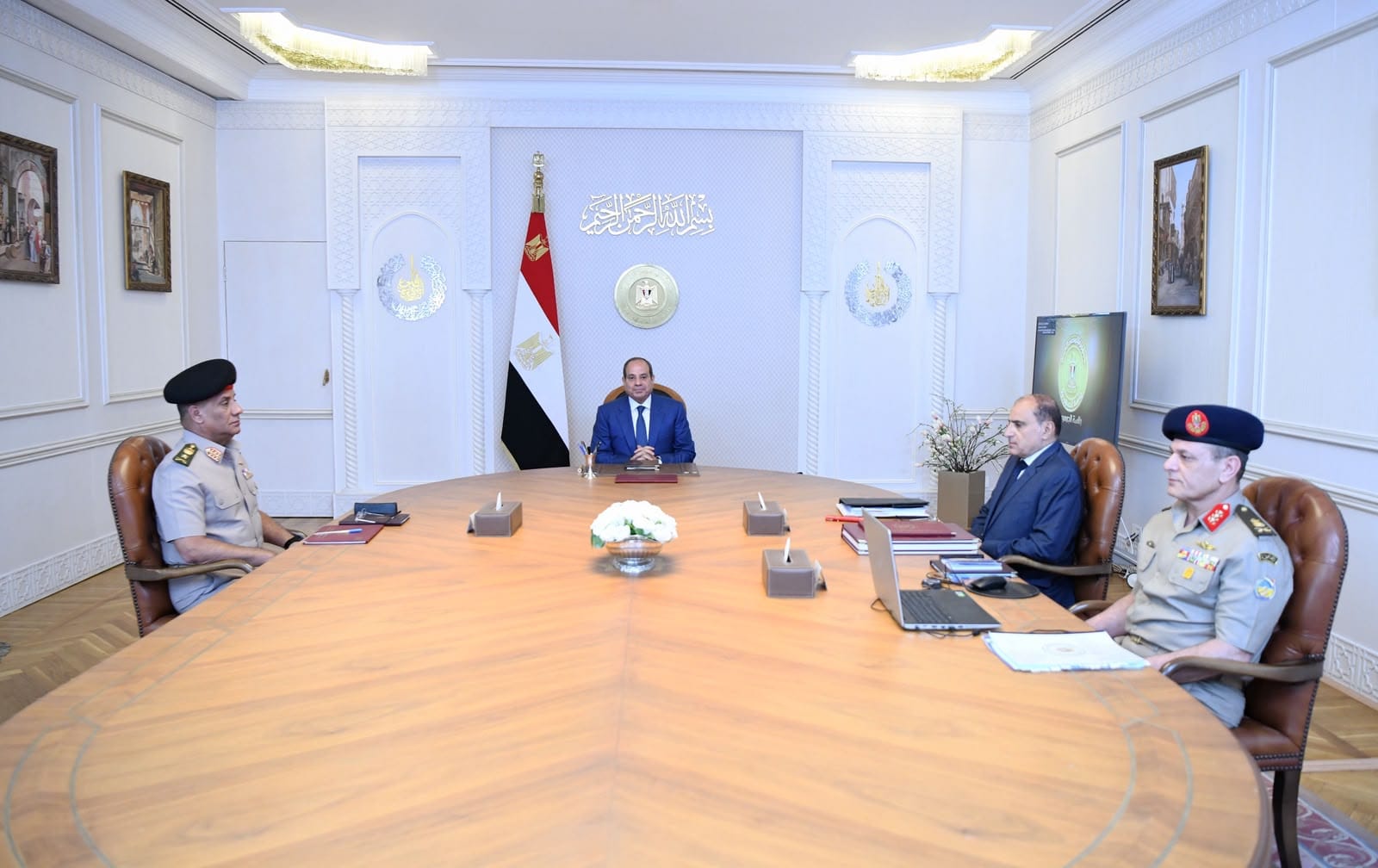 الرئيس السيسي يؤكد أهمية سرعة تنفيذ المشروعات القومية لضمان حياة كريمة للمواطنين