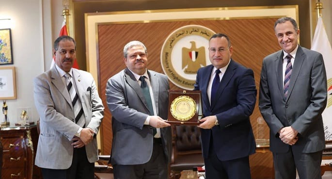 وزير التعليم العالي يبحث تطوير منظومة الجودة والاعتماد بالتعليم الفني والتكنولوجي