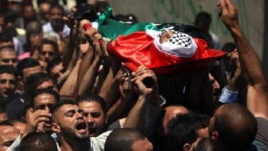 استشهاد فلسطيني وإصابة آخرين في قصف وسط قطاع غزة
