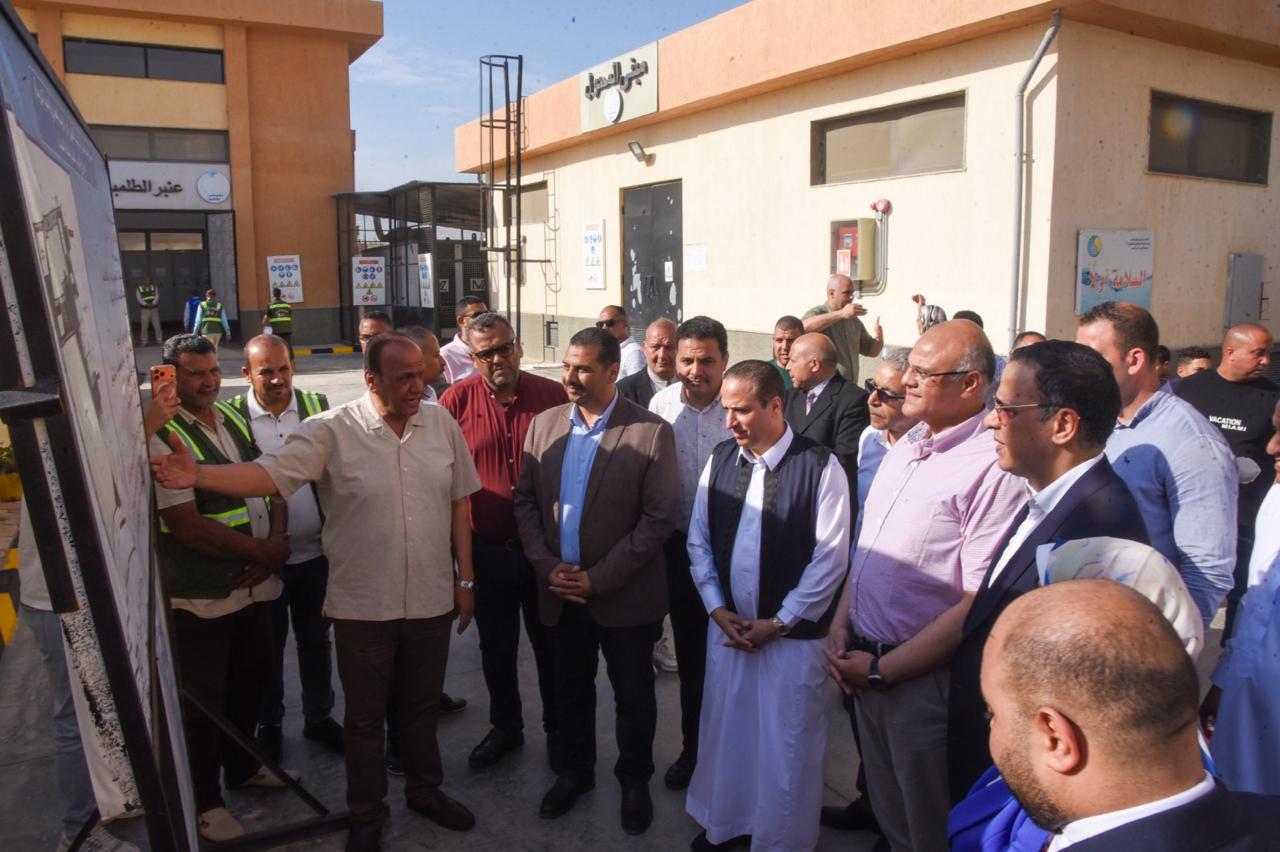 محافظ الإسكندرية يتفقد مشروع رافع مياه "حياة كريمة" ببرج العرب