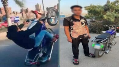 ضبط قائد دراجة نارية لتنفيذ حركات استعراضية خطرة بالقاهرة