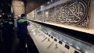 معرض عمارة الحرمين يعرض لوحة ذهبية نادرة من تاريخ الكعبة