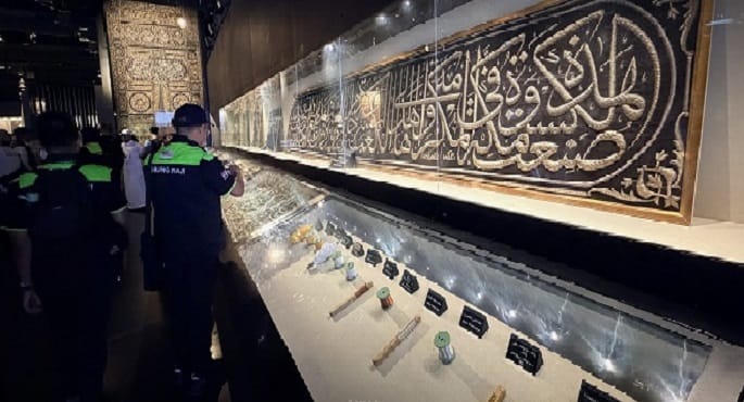 معرض عمارة الحرمين يعرض لوحة ذهبية نادرة من تاريخ الكعبة