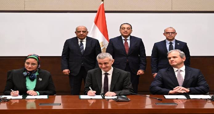 رئيس الوزراء يشهد توقيع اتفاقيتين لمحطة رياح جبل الزيت بطاقة 580 ميجاوات