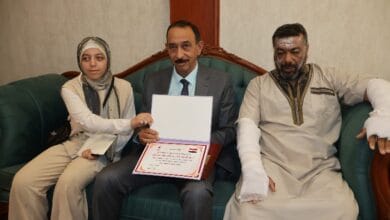 محافظ سوهاج يكرم مواطنًا أنقذ 6 شباب من حريق هائل
