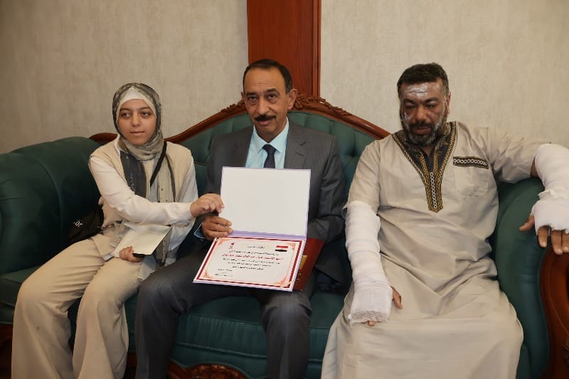 محافظ سوهاج يكرم مواطنًا أنقذ 6 شباب من حريق هائل