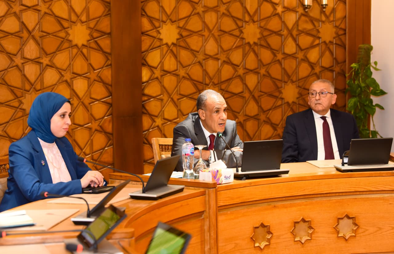 وزير الخارجية يتابع سير العمل بقطاع التعاون الدولي