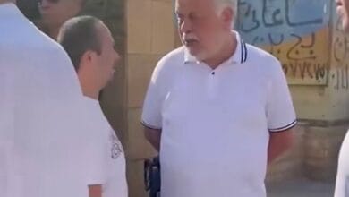 الفنان أشرف زكي وسلوى محمد علي وأسامة منير يقدمون العزاء في الفنان الراحل محمد مرزبان