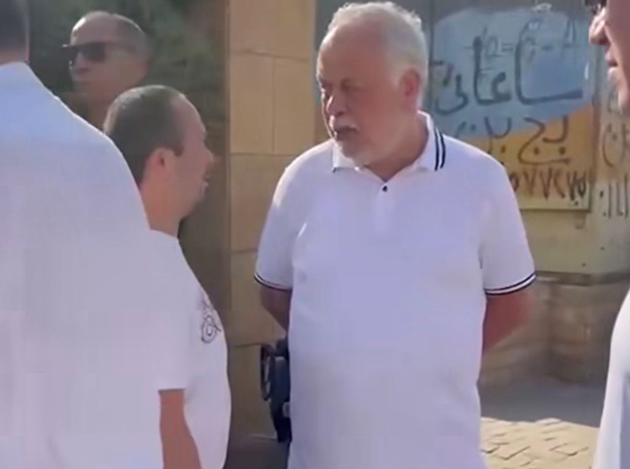 الفنان أشرف زكي وسلوى محمد علي وأسامة منير يقدمون العزاء في الفنان الراحل محمد مرزبان