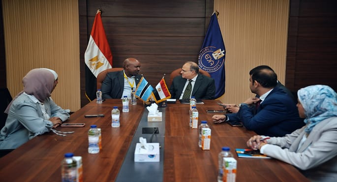 رئيس هيئة الدواء المصرية يبحث مع نظيره البوتسواني تعزيز التعاون التنظيمي بين الدول الإفريقية