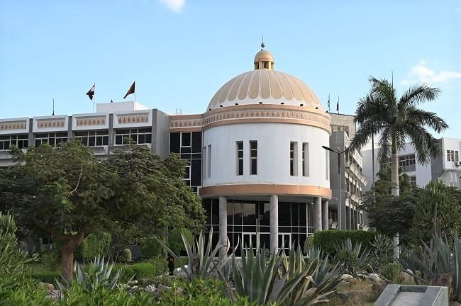 جامعة الفيوم تنظم قافلة طبية وتنموية شاملة لخدمة أهالي قرية منشأة الجمال