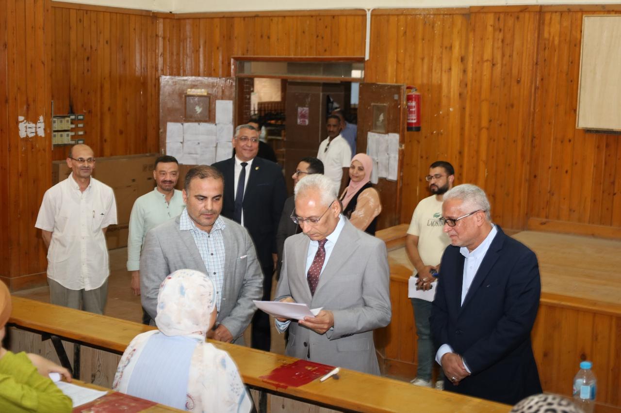 رئيس جامعة المنيا يتابع امتحانات التربية الفنية ويؤكد الانتهاء من التصحيح خلال 48 ساعة