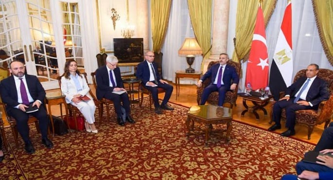 وزير الخارجية يلتقي نظيره التركي على هامش اجتماع إقليمي بالقاهرة