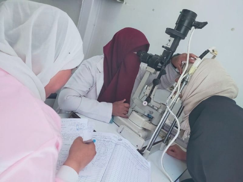 قافلة "حياة كريمة" الطبية بالعزازية تخدم 1886 مريضًا
