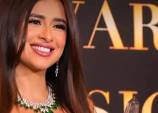 الفنانة ياسمين عبد العزيز تشارك لحظات تكريمها في ولاية كاليفورنيا