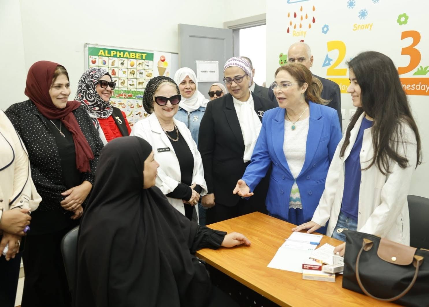 رئيسة القومي للمرأة تشهد قافلة طبية مجانية بحي الأسمرات