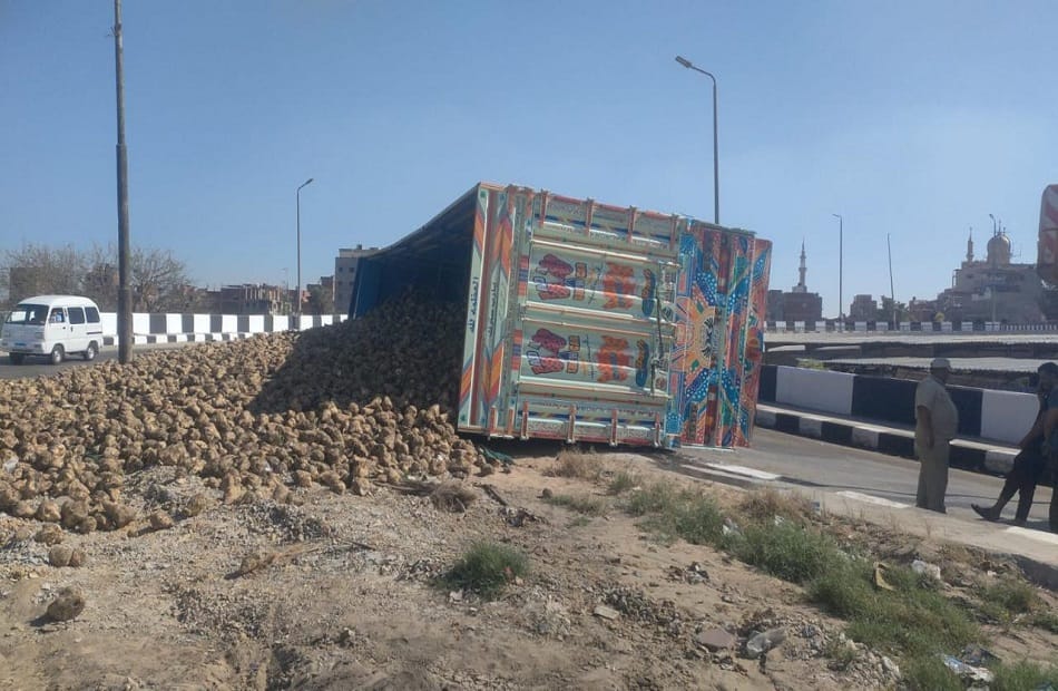 رفع سيارة نقل انقلبت بالبنجر أعلى كوبري منية سندوب بالدقهلية
