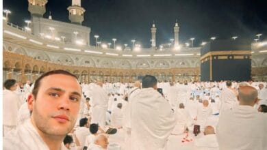 محمد إمام يؤدي مناسك العمرة وينشر صورته أمام الكعبة