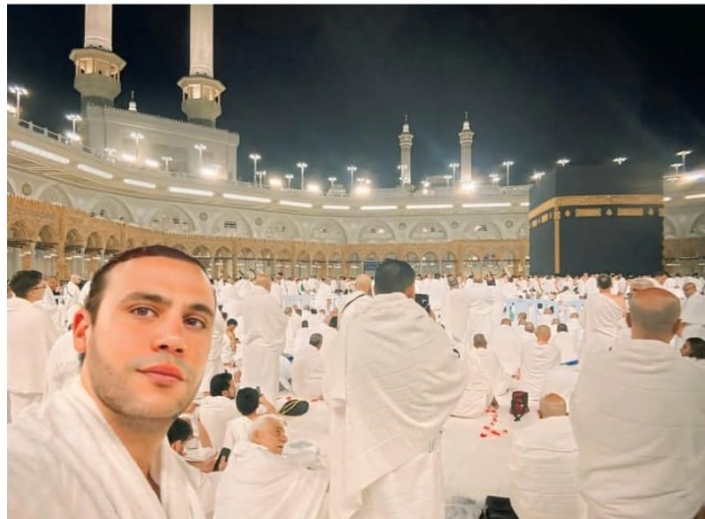 محمد إمام يؤدي مناسك العمرة وينشر صورته أمام الكعبة