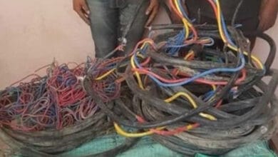 مصرع عامل صعقاً بالكهرباء أثناء محاولة سرقة كابلات في أكتوبر