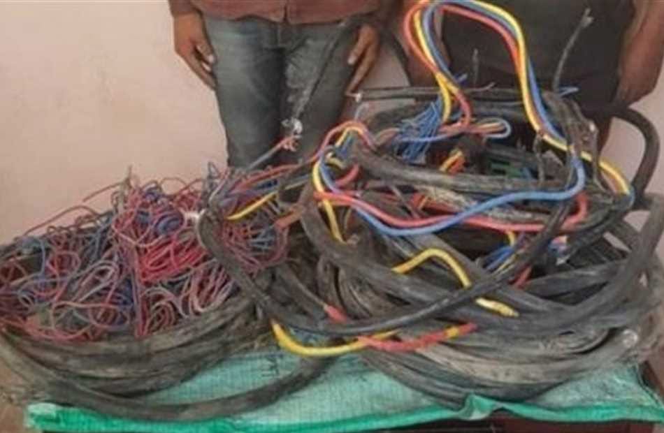 مصرع عامل صعقاً بالكهرباء أثناء محاولة سرقة كابلات في أكتوبر