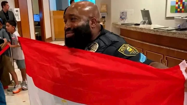 الشرطي الأمريكي إريك هادسون: مصر أم الدنيا.. والمصريون يمتلكون طاقة حب وإيجابية لا مثيل لها