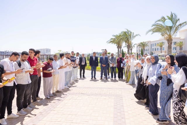طلاب صيدلة المنصورة الأهلية ينظمون ممرًا شرفيًا لرئيس الجامعة تقديرًا لجهوده