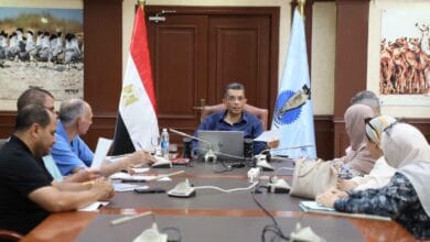 محافظ البحر الأحمر يبحث مشروعات تنمية الصعيد