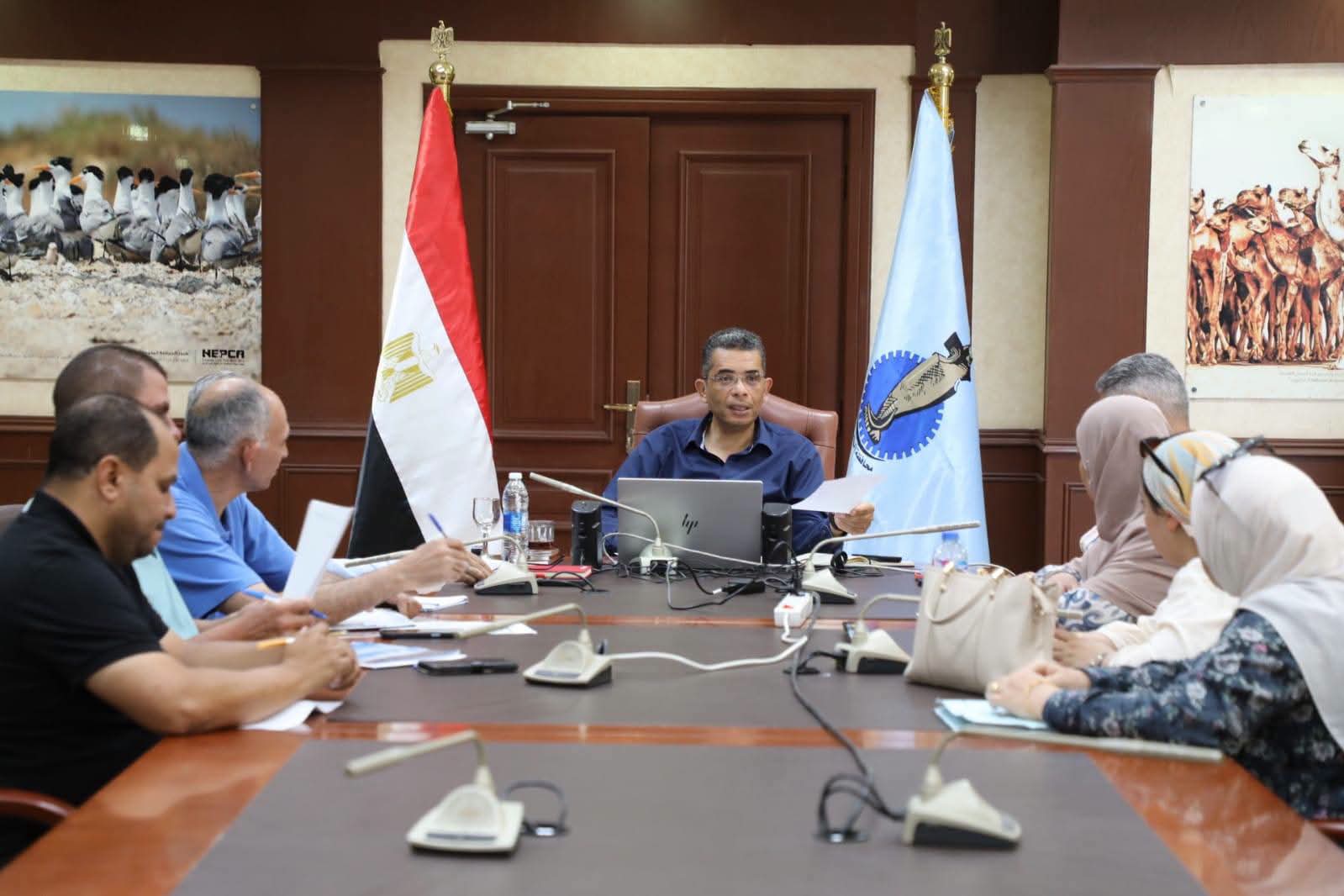 محافظ البحر الأحمر يبحث مشروعات تنمية الصعيد