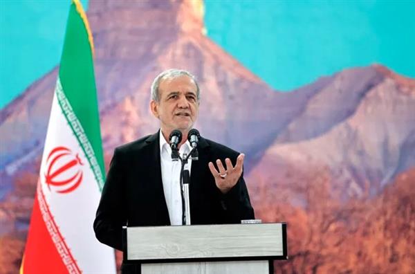 الرئيس الإيراني: لن نتراجع في المفاوضات مع واشنطن عن حقوقنا ومبادئنا الوطنية