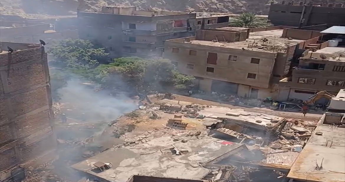 بدء إزالة آثار حريق مخزن الأخشاب بمنشأة ناصر بعد انهيار عقار