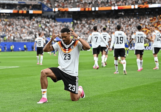 لاعبو المنتخب الألماني يحتفلون بهدف في كأس العالم FIFA 2026™