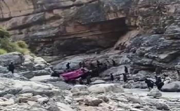 مقتل 40 شخصاً وإصابة 8 إثر سقوط حافلة في منحدر جبلي بباكستان