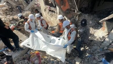 انتشال 8 جثامين لشهداء تحت أنقاض منزل مدمر في غزة